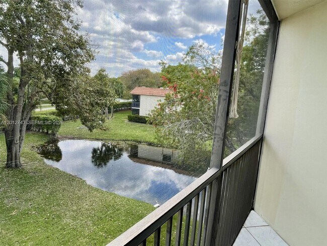 Foto del edificio - 491 Racquet Club Rd