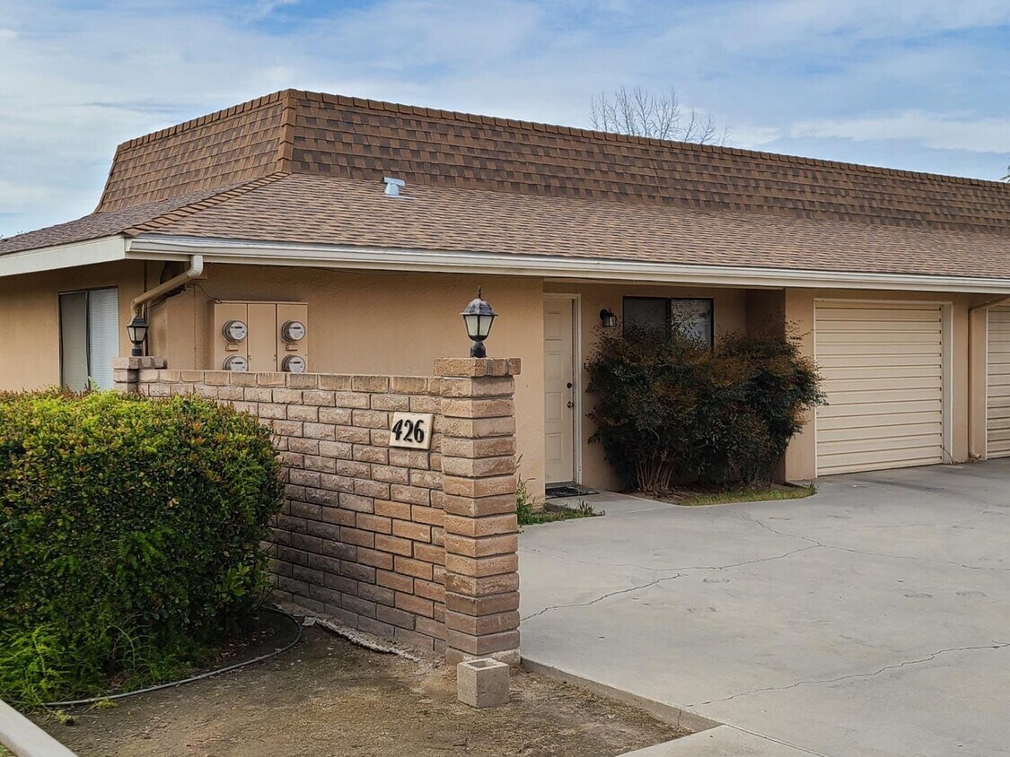 Building Photo - 426 W Carob Ave