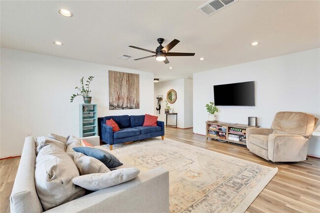 Building Photo - 6612 Piedras Blanco Dr