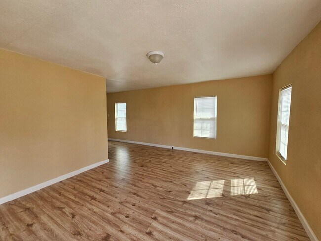 Foto del edificio - 2x1 Home Available Now