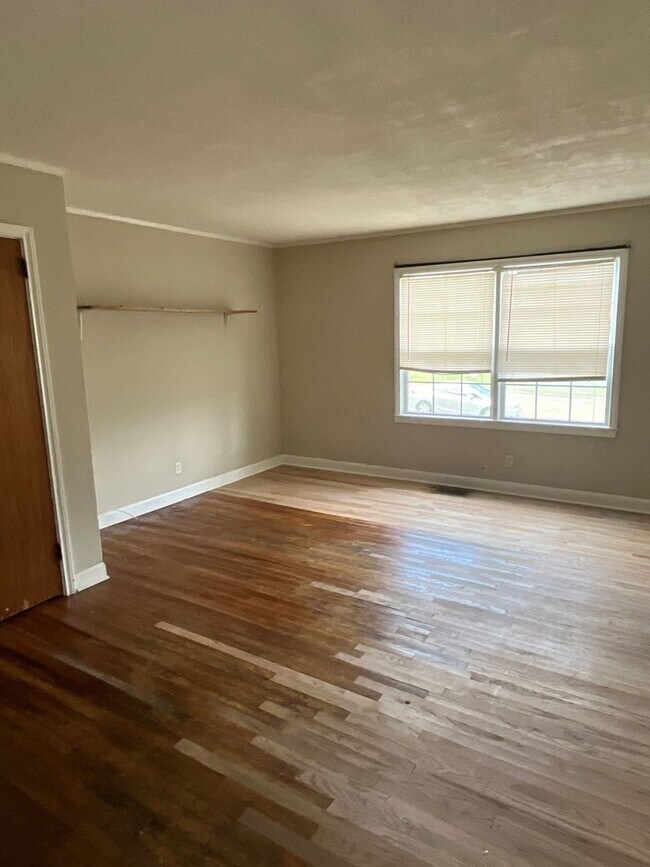 Building Photo - 2 bed 1 bath house- Walk to stadium!! Avai...