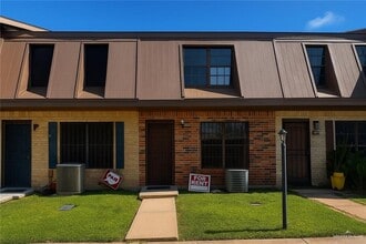 Building Photo - 11 South Dr