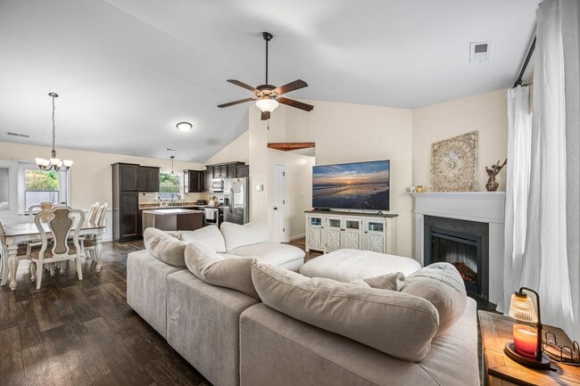 Foto del edificio - 215 Timber Jack Ct