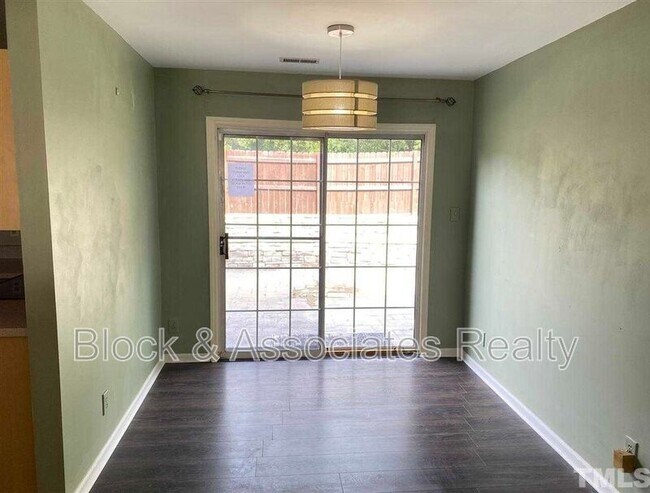 Foto del edificio - 536 High Ridge Dr