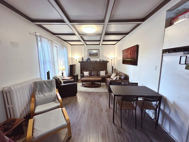 Building Photo - Large high ceiling 2 Bedroom -241 Queen St S