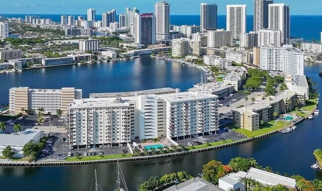 Foto del edificio - 401 Golden Isles Dr