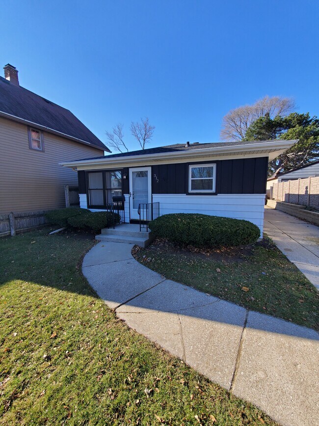 Building Photo - Gorgeous 3BR Racine Ranch Available!