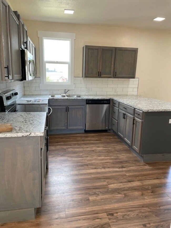 Building Photo - 3 bedroom 2.5 bath home with loft