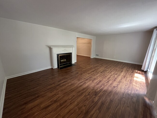 Building Photo - 223 Oak Hill Dr