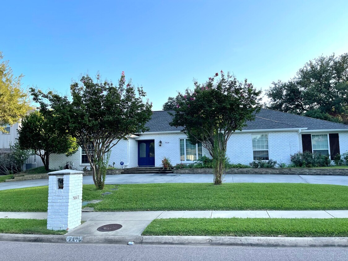 Primary Photo - 7414 Meadow Rd