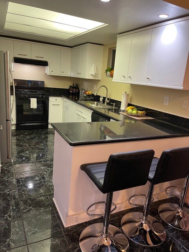 Foto del edificio - 1660 W 146th St