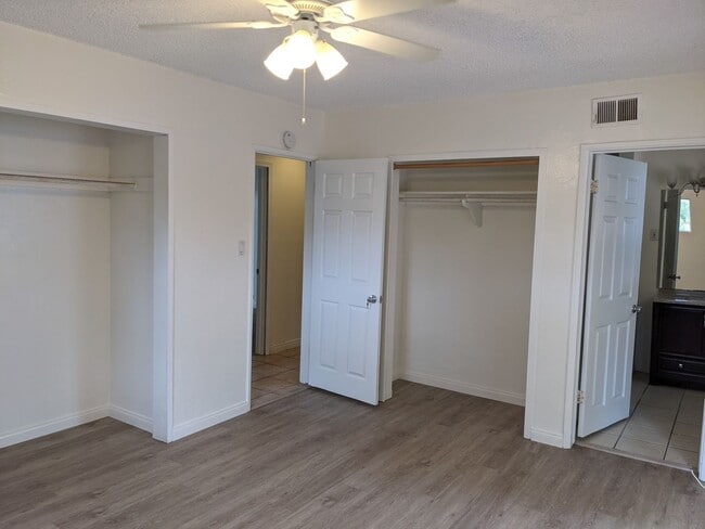 Foto del edificio - Updated 5 bedroom 3 bathroom house w/ HUGE YARD