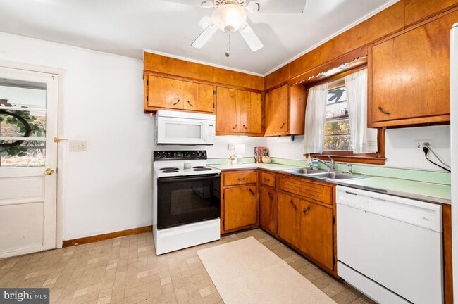 Foto del edificio - 16811 Ridge Rd