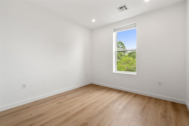 Building Photo - 40 Centre St