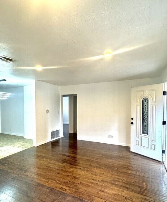Foto del edificio - 8837 Tilden Ave