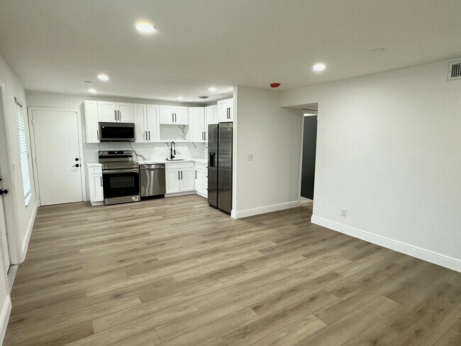 Building Photo - 153 SE Calmoso Dr