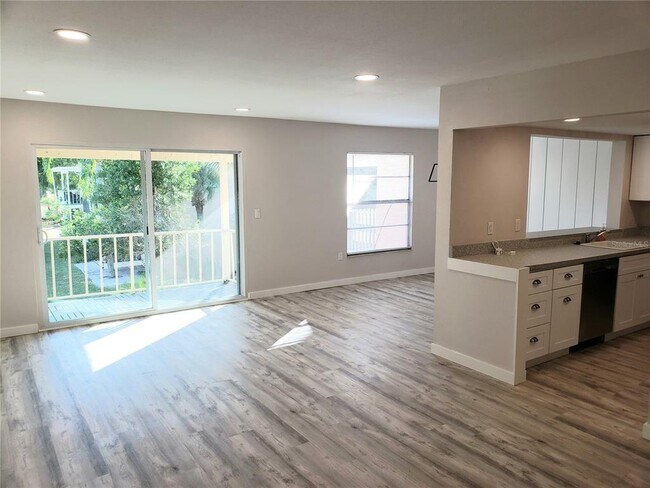 Foto del edificio - 6360 7th Ave W