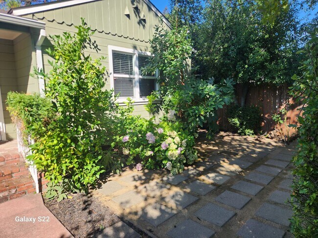 Foto del edificio - Beautiful 2 bedroom/1 bathroom home with a...