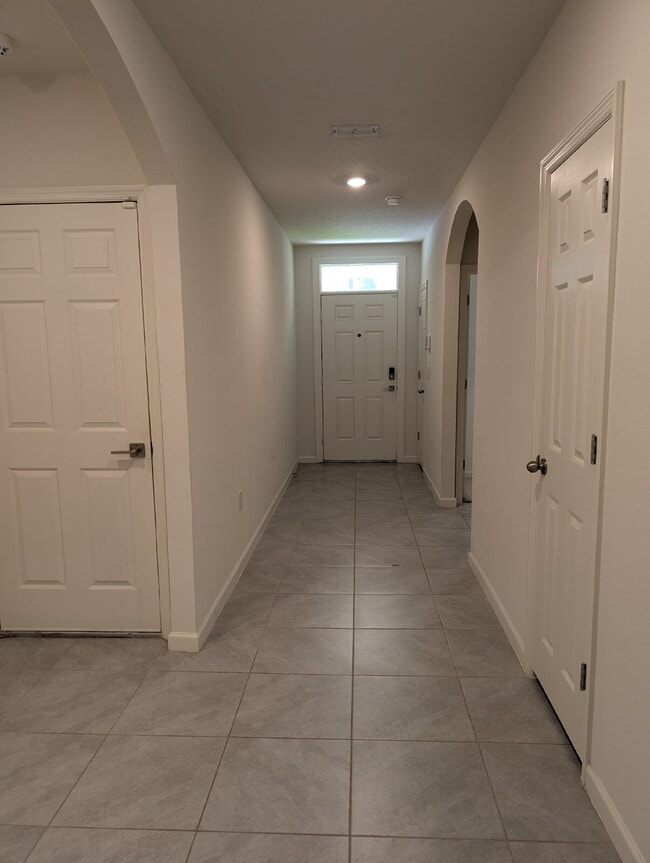 Foto del edificio - Modern 4-Bedroom Home with Large Backyard ...