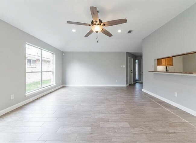 Foto del edificio - 2135 Collingsfield Dr