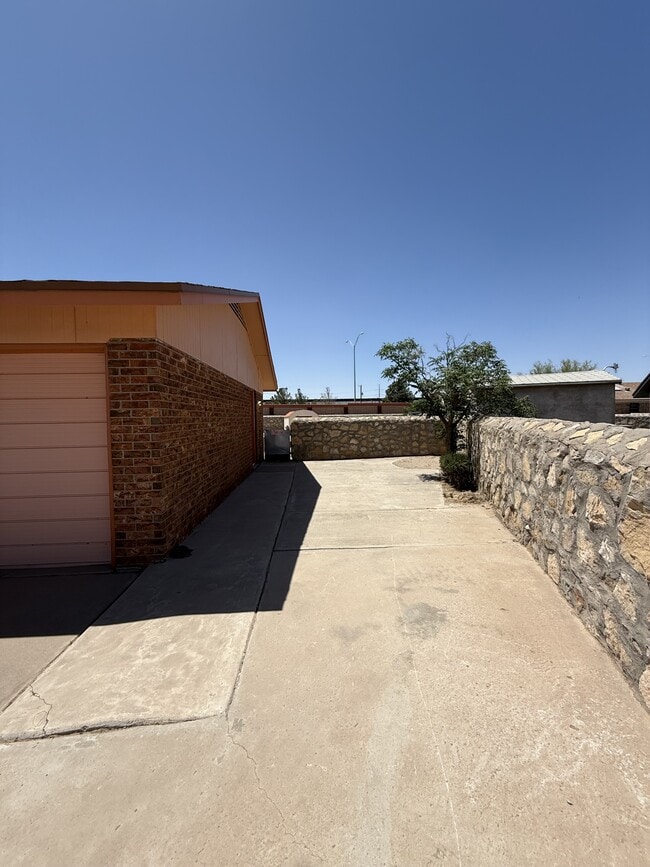Building Photo - 8403 Villanova Dr