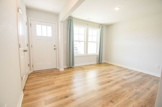 Building Photo - 3 Bedroom 2 Bathroom- No Pets