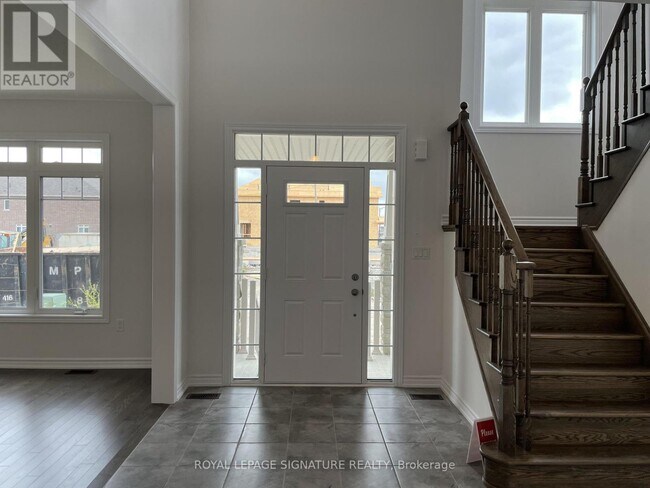 Building Photo - 31 Royal Fern Cres