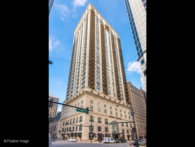 Building Photo - 10 E Delaware Pl