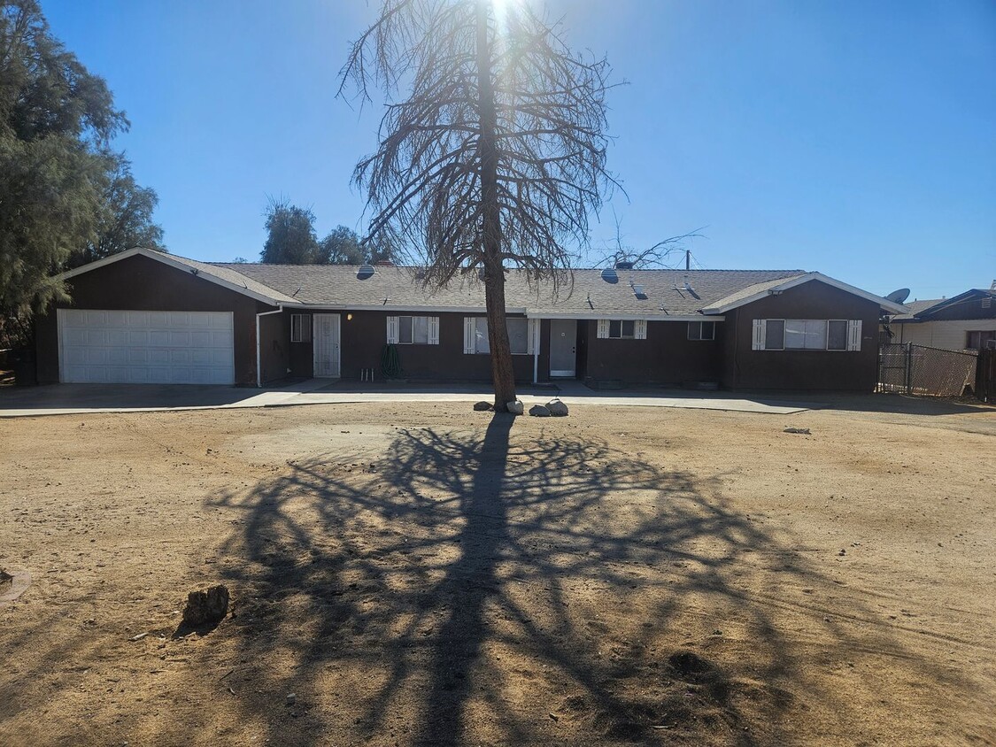 Foto principal - 3 BEDROOM, 2 BATHROOM HOME IN VICTORVILLE....