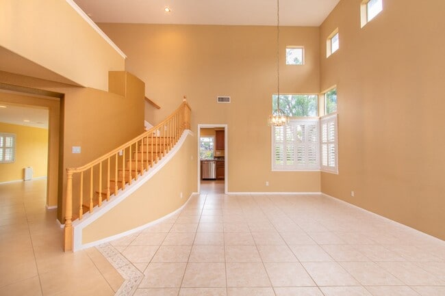 Building Photo - Beautiful + Spacious 4 bedroom/3 bath/3 Ca...
