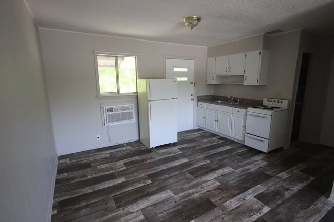 Building Photo - FIRST MONTH FREE! 1 Bedroom 1 Bathroom Apartment near Hamilton Place!