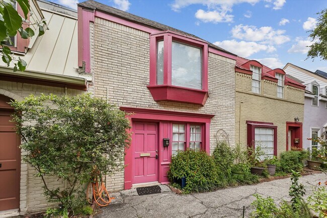 Foto del edificio - Updated 2-Bed, 2.5-Bath Condo in Sought-Af...