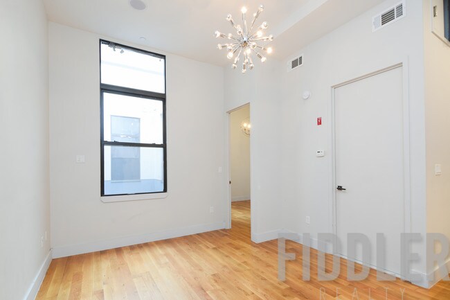 Building Photo - 372 Kosciuszko St