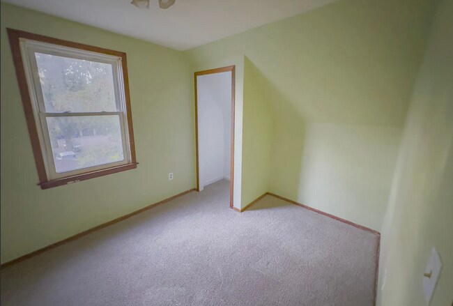 Building Photo - 1345 Arkwright St N