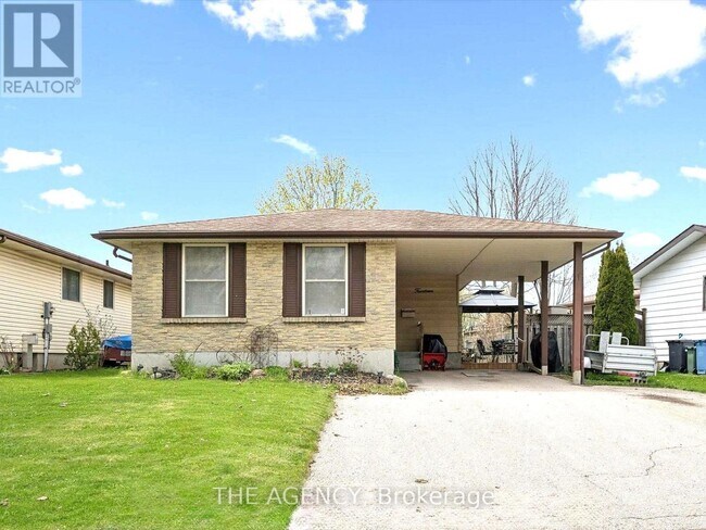 Building Photo - 14 Muskoka Dr
