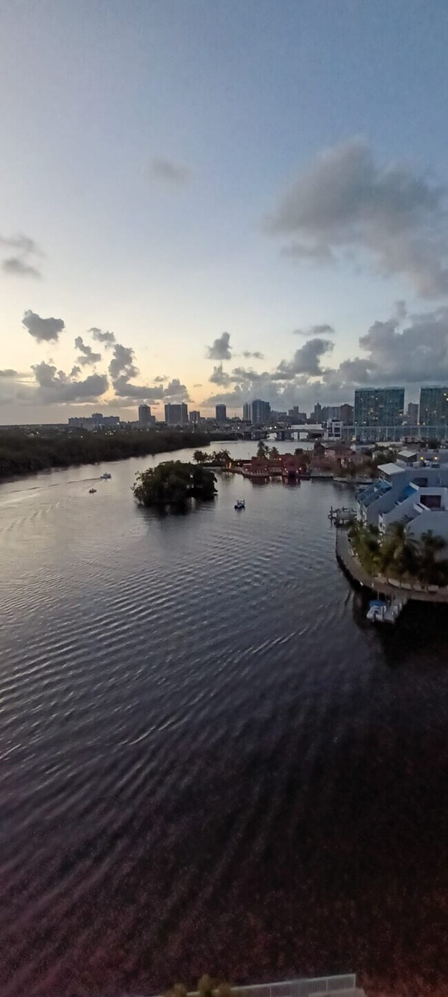 Foto del edificio - 400 Kings Point Dr