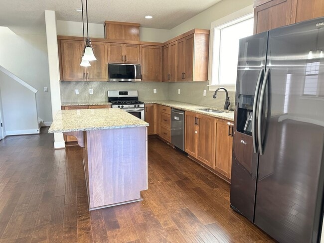 Building Photo - 4 Bedroom River Terrace Home!