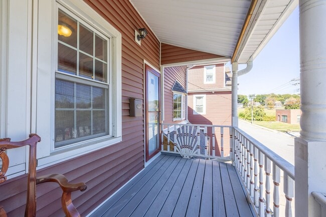 Building Photo - Available Now! Spacious 3-Bedroom Duplex in Griswold