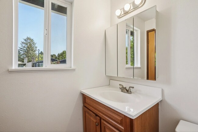 Foto del edificio - Open Concept: 3 Bed, 1.5 Bath Hidden Gem!