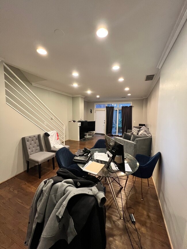 Building Photo - 1808 W Diversey Pky