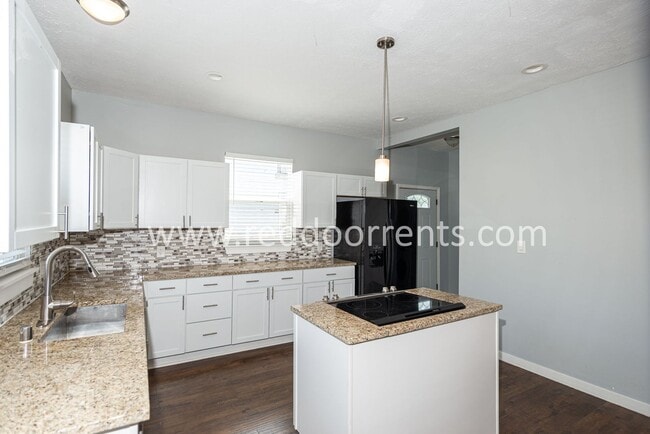 Building Photo - MOVE IN SPECIAL: Move in this January and ...