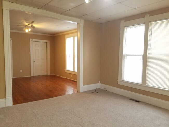 Building Photo - Nice 2 bedroom 1 bath house comes with nic...