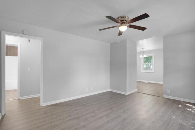 Building Photo - 252 Raintree Dr