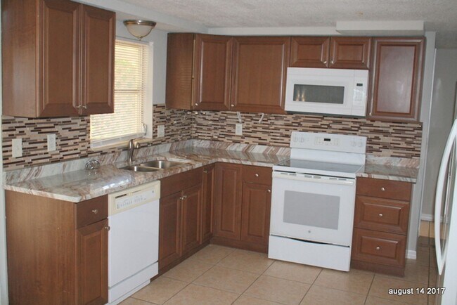 Building Photo - Beautifully updated 2 bedroom 1 bath