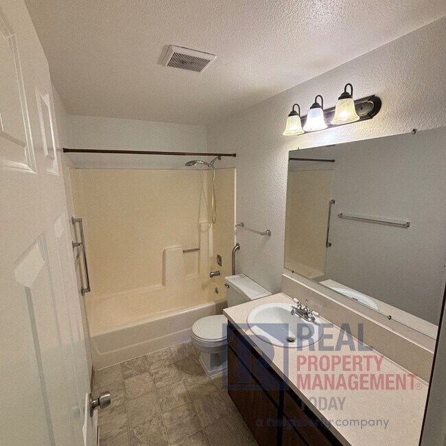 Foto del edificio - Charming 2-Bedroom Home with Modern Upgrad...