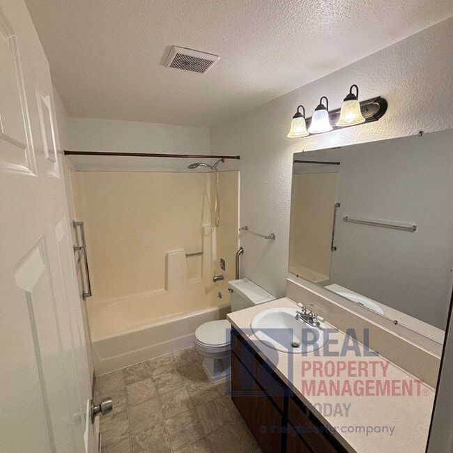 Building Photo - Charming 2-Bedroom Home with Modern Upgrad...