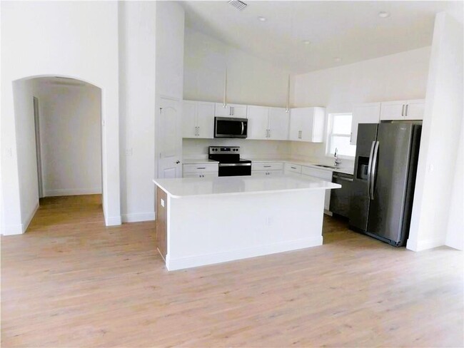 Building Photo - 1358 Schumann Dr
