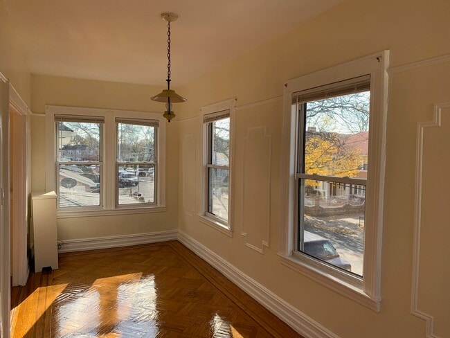Building Photo - 957 E 39th St