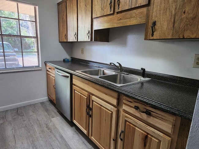 Foto del edificio - 1559 Hammock Dr