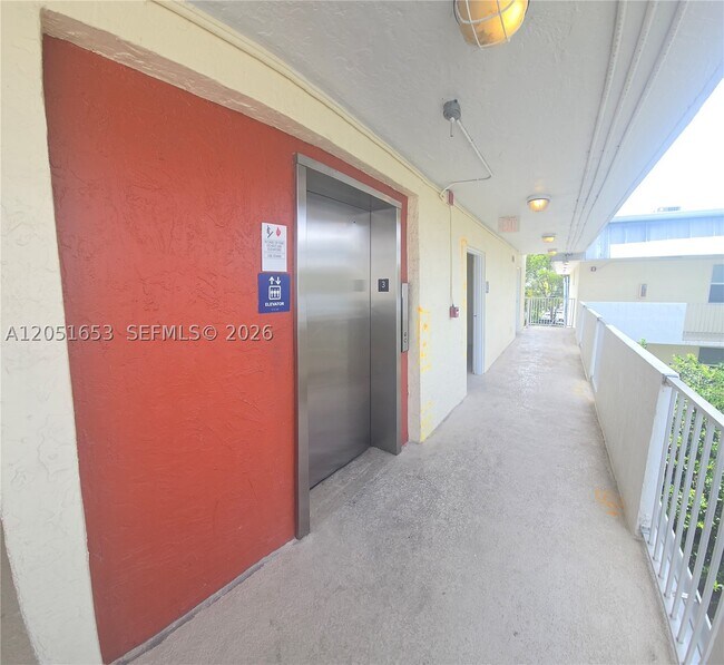 Foto del edificio - 8950 SW 69th Ct